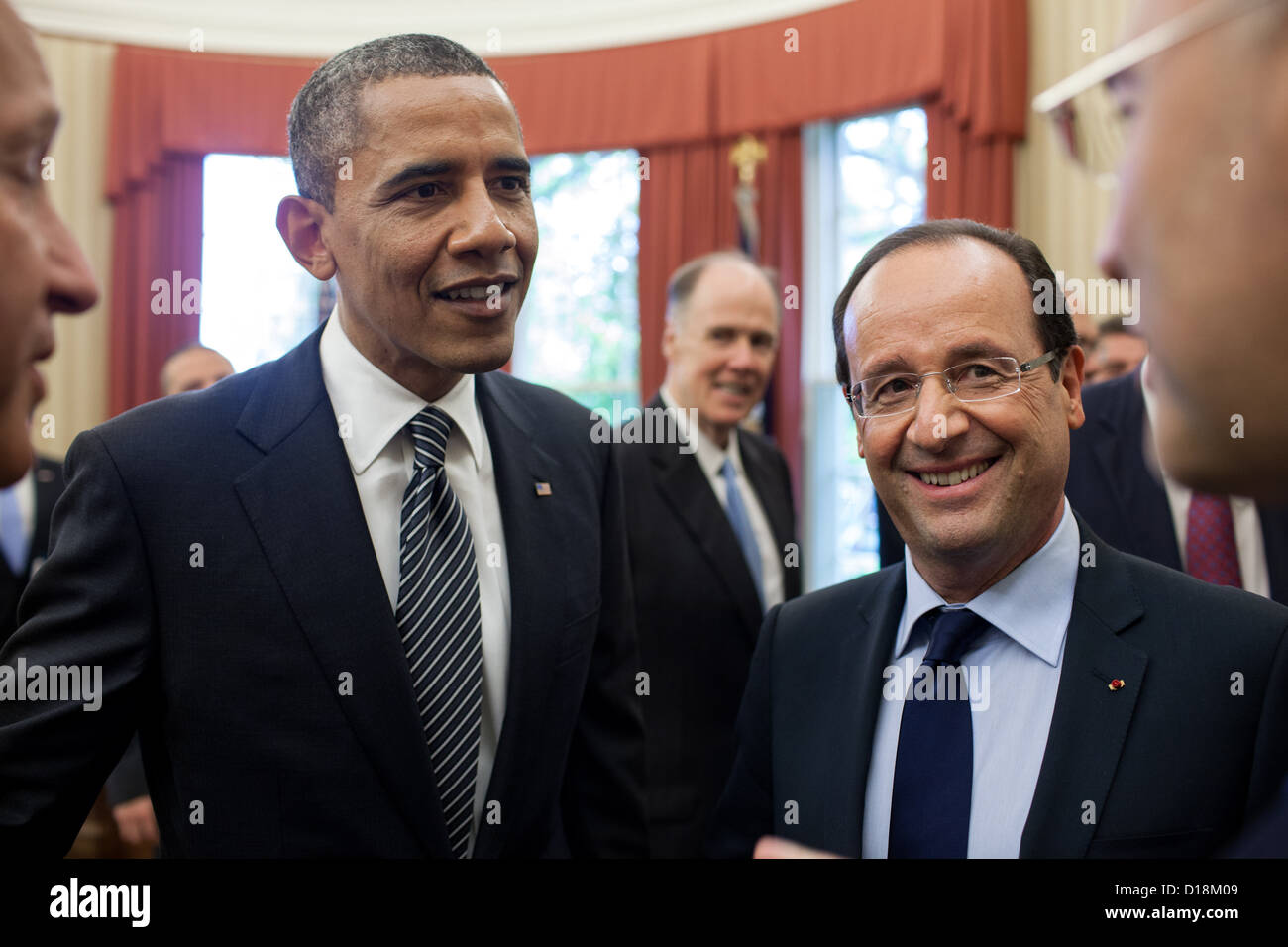 El presidente Barack Obama y el Presidente de Francia François Hollande, con intérpretes, celebrar un debate tras su Foto de stock