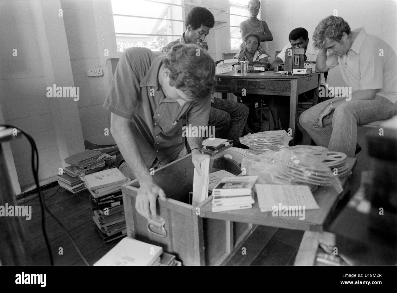 Los agentes del FBI en Jonestown, pasando por archivos y cintas. Los  materiales fueron dejados por el templo del pueblo en Jonestown, Guyana  después Fotografía de stock - Alamy