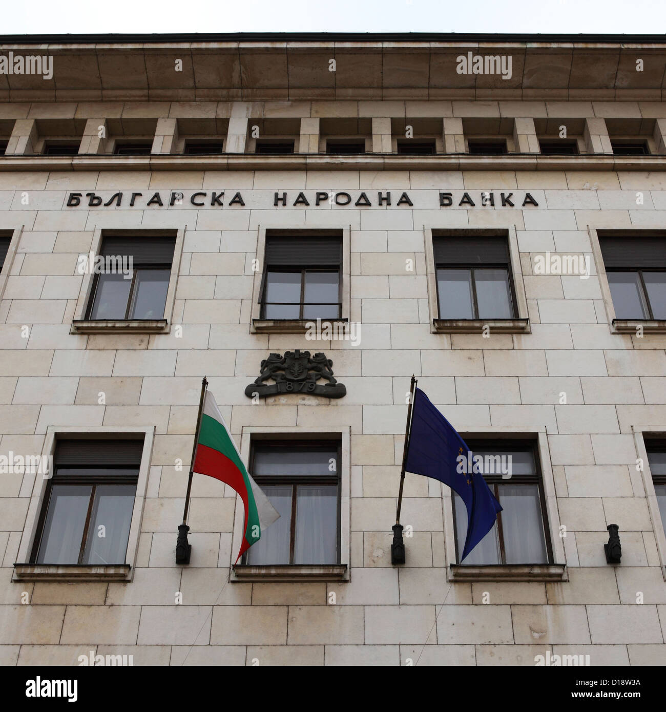 Fachada del Banco Nacional de Bulgaria en Sofía, Bulgaria. Foto de stock