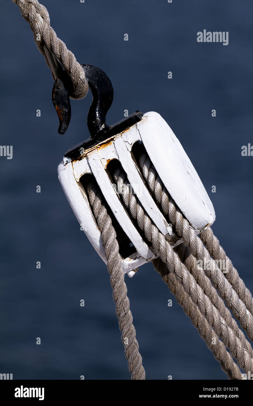 Salida Aniquilar revelación Tensar la cuerda de vela con la polea de pesca Fotografía de stock - Alamy