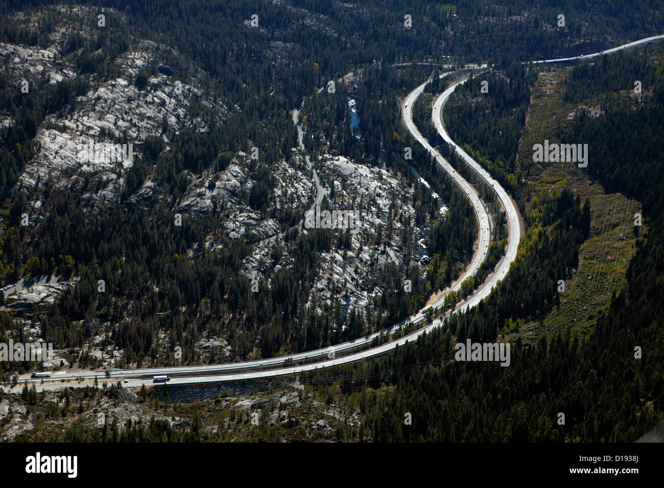 Fotografía aérea de la interestatal I-80 Sierra California Foto de stock