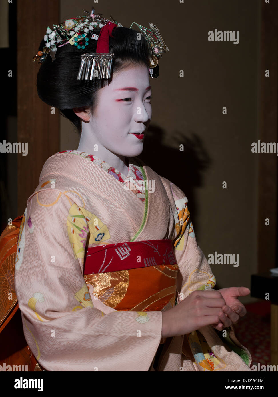 En Eriha maiko 17 años ( becario ) geisha entretienen a los huéspedes en una casa de té de Gion en Kyoto, Japón Foto de stock