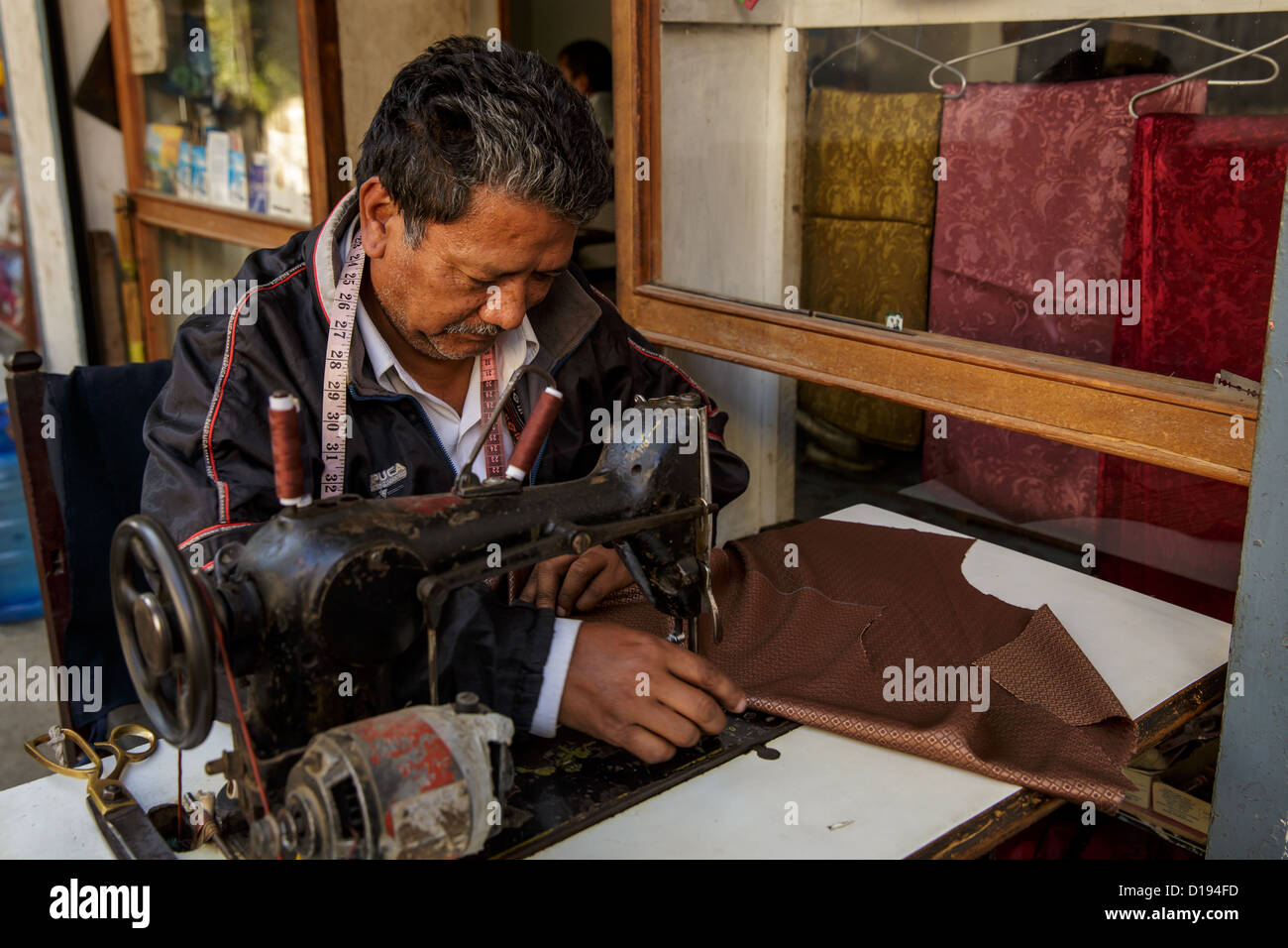 Un sastre, Katmandú, Nepal Foto de stock