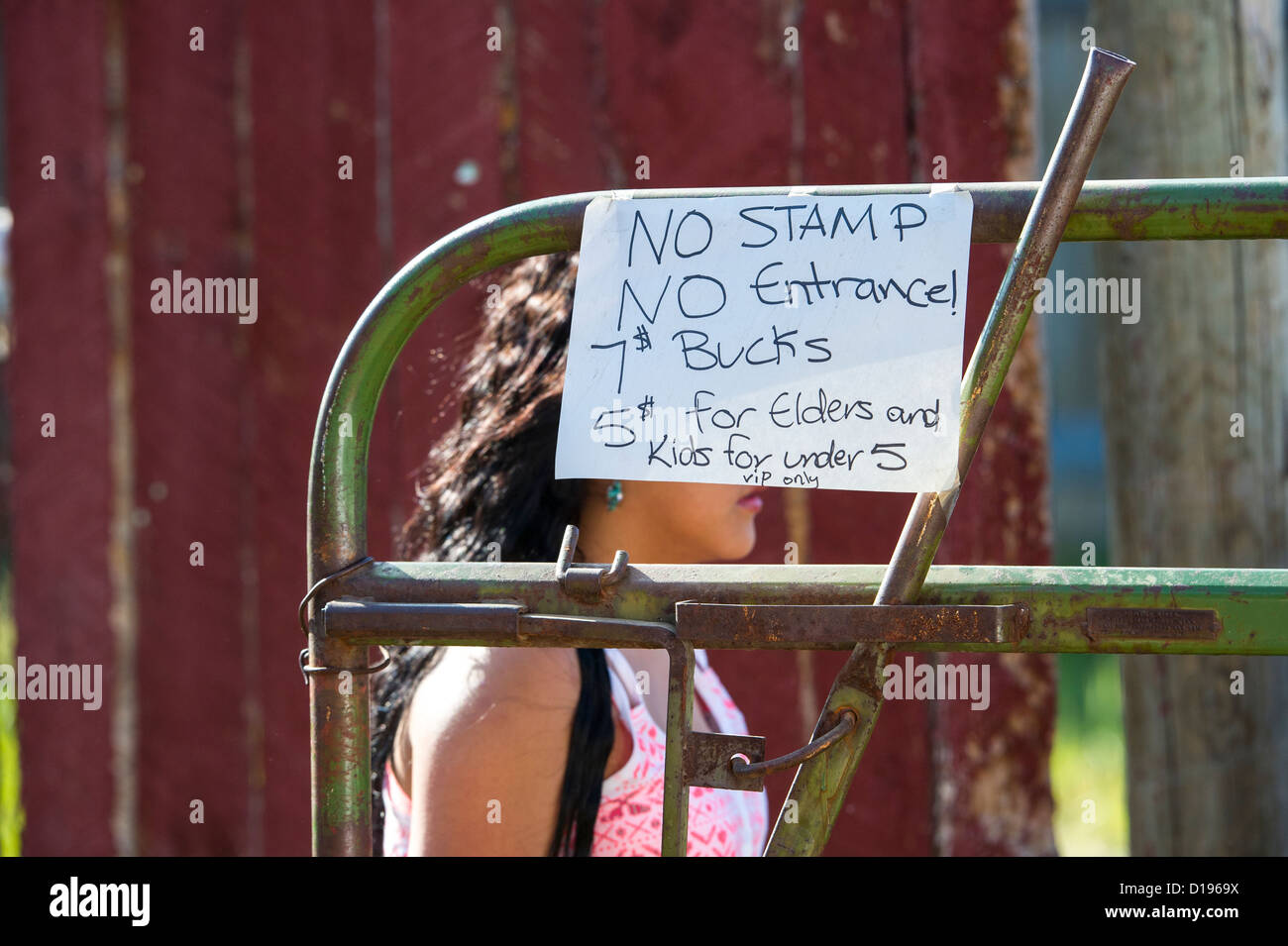 Señal de entrada en la puerta de rodeo al tsuu t'ina Rodeo celebrado cada mes de julio, en Bragg Creek Aberta Foto de stock