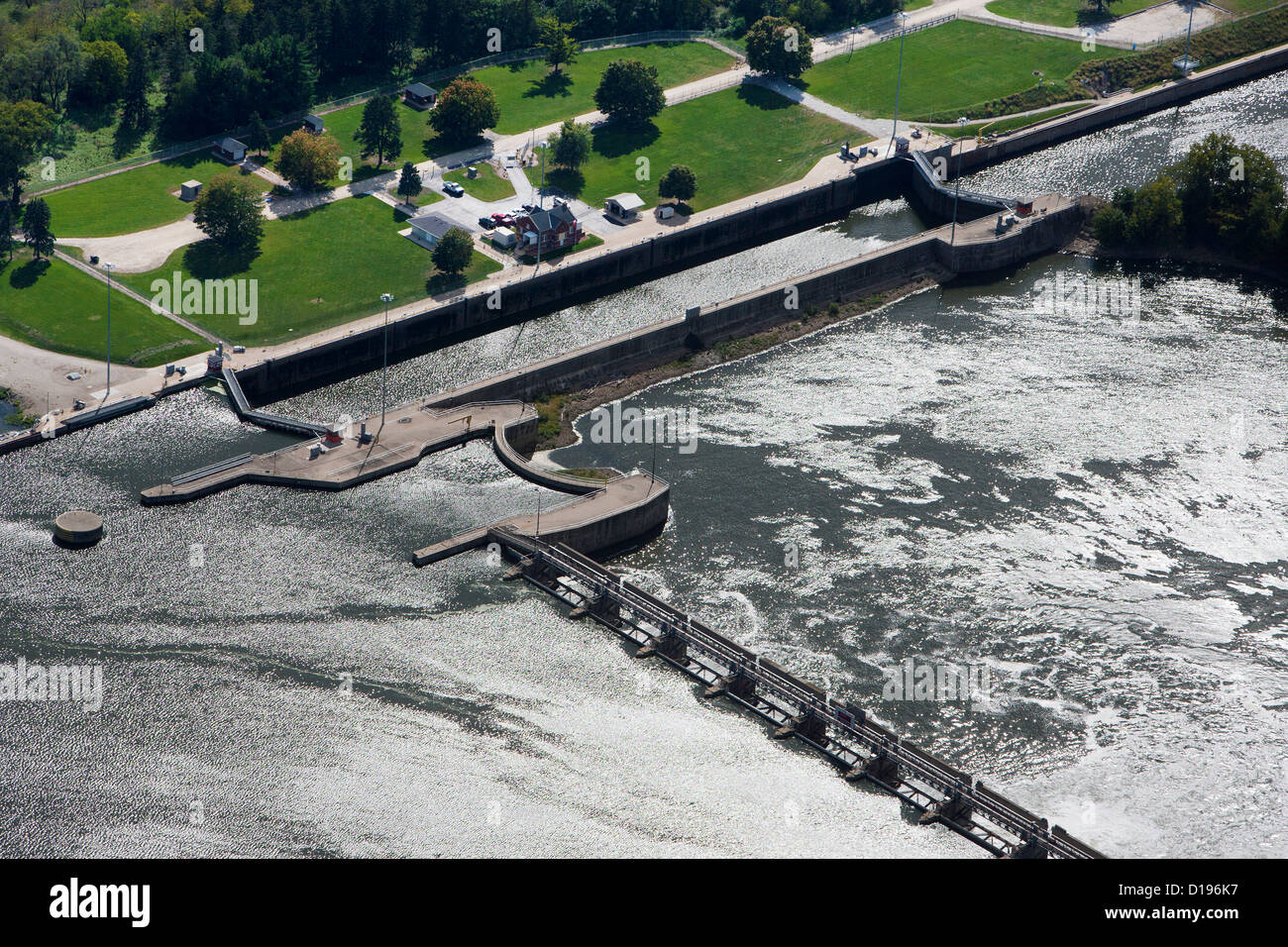 Fotografía aérea Starved Rock Lock y presa, Illinois River Foto de stock