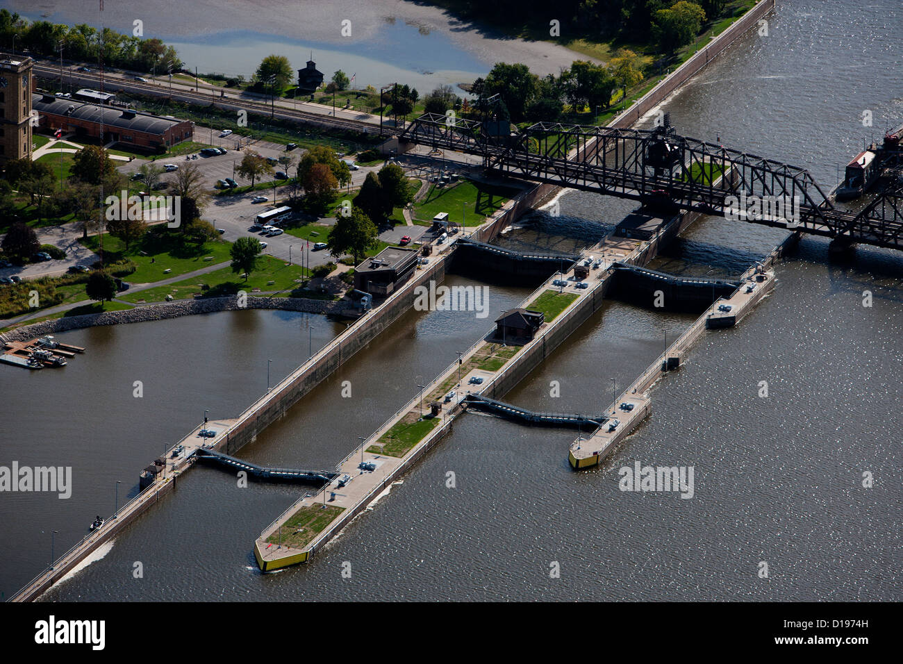 Fotografía aérea Lock y presa nº 15, Río Mississippi, Davenport, Iowa, Rock Island, Illinois Foto de stock