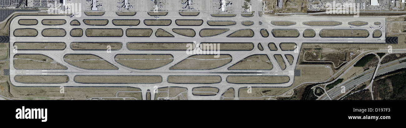 fotografía aérea de las pistas de aterrizaje y los taxis paralelos del aeropuerto Foto de stock