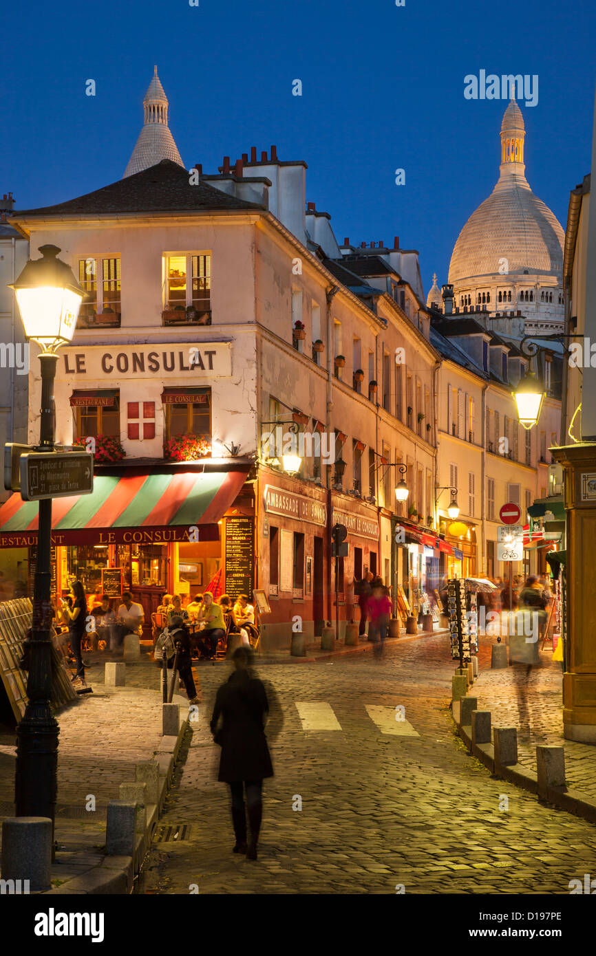Crepúsculo en la aldea de Montmartre con las cúpulas de la Basílica du Sacré Coeur más allá, París Francia Foto de stock