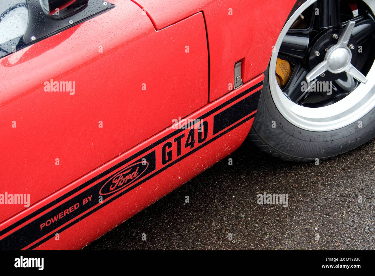 La rueda delantera y la insignia de un rojo y negro Ford GT40 supercar. Foto de stock