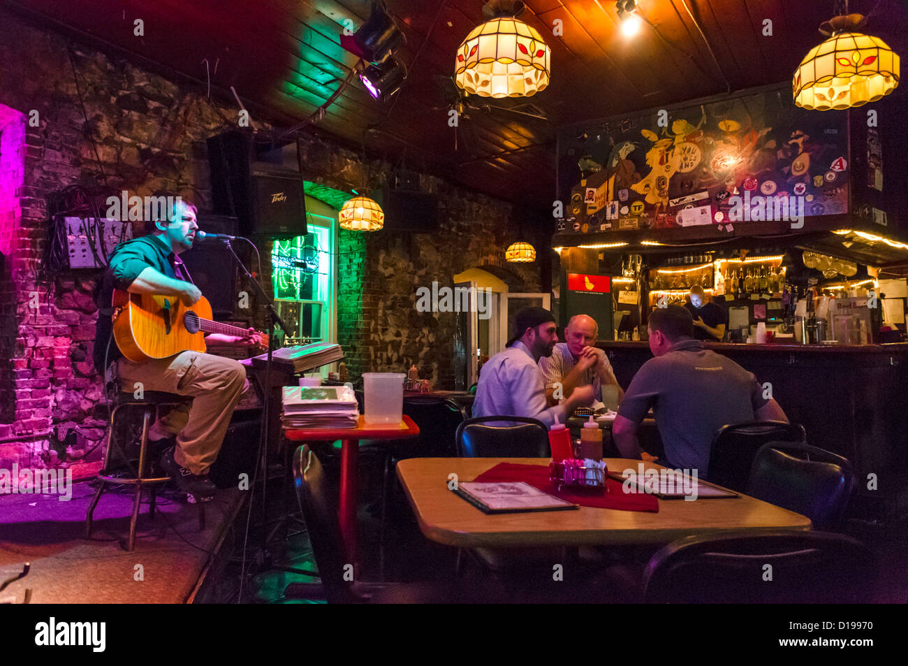 Música en vivo en un bar en Bay Street, en el centro histórico de Savannah, Georgia, EE.UU. Foto de stock