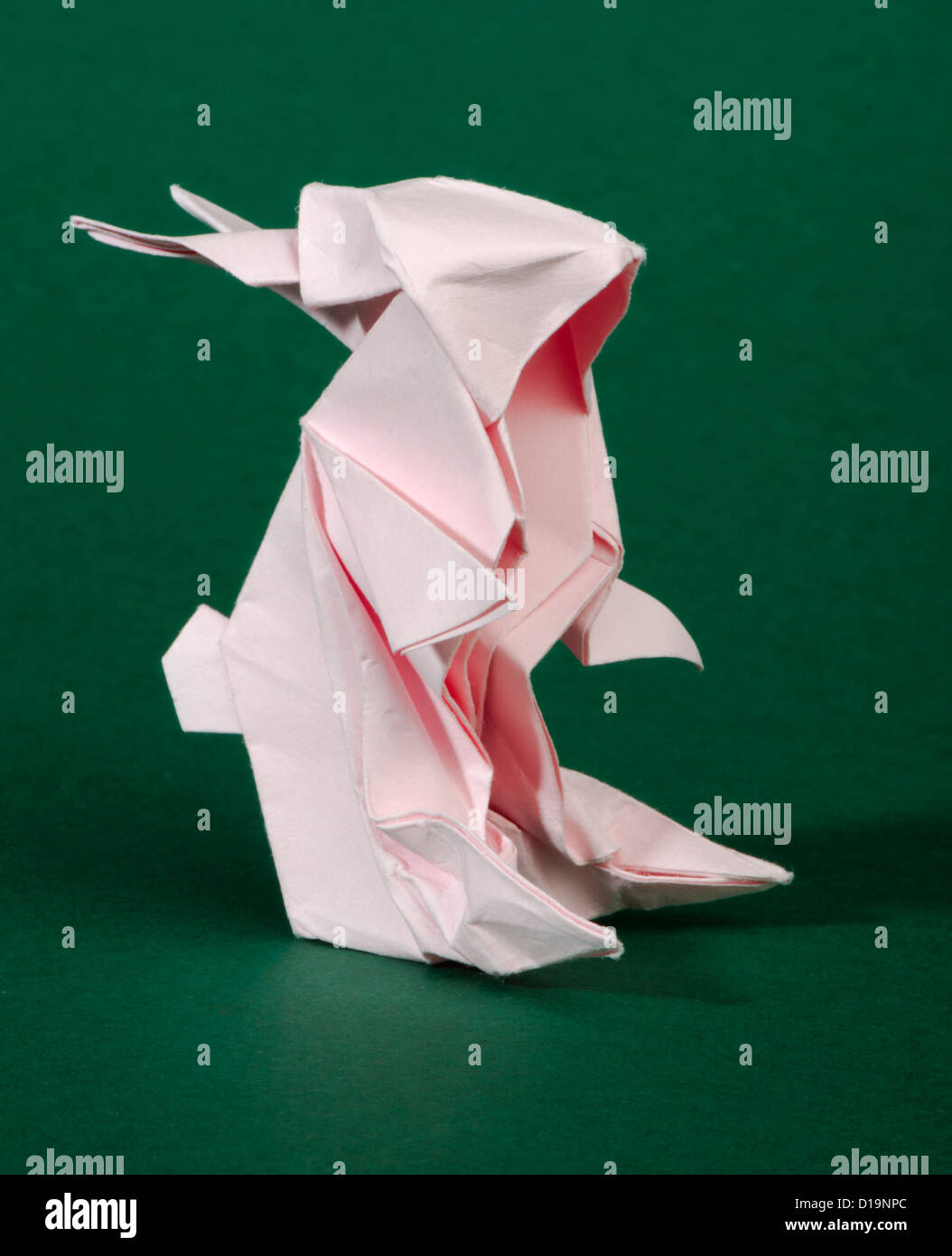 Papel hecho conejo rosa. Plegado origami estilo 3D Fotografía de stock -  Alamy