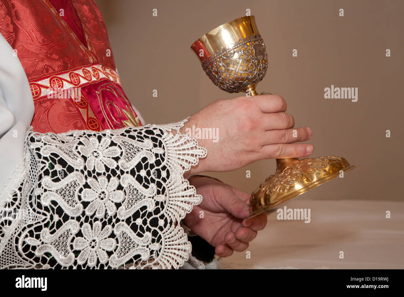 Las manos del sacerdote en la misa y la tapa Foto de stock