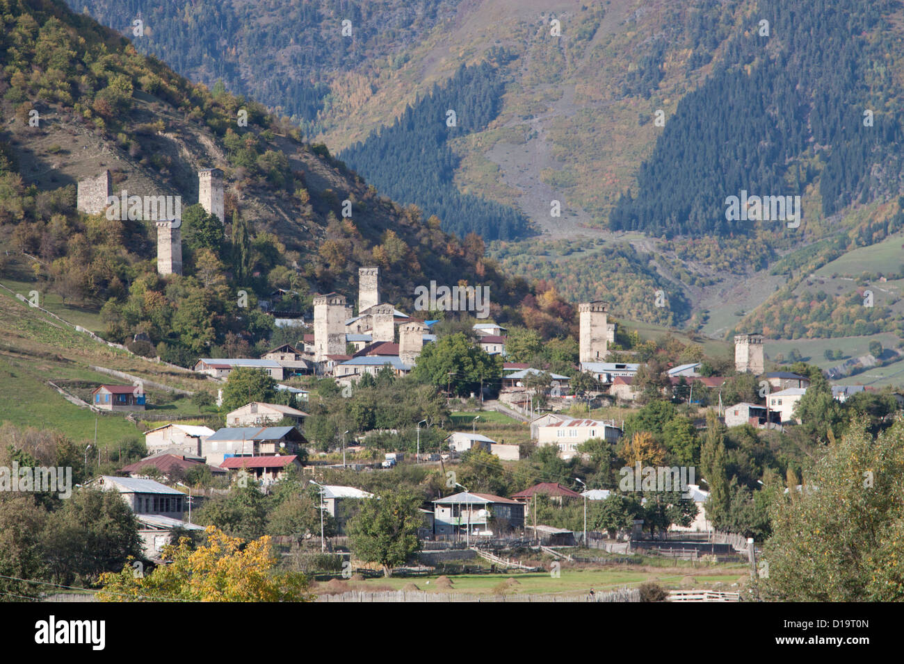 Ciudad de Mestia, con torres de vigilancia tradicionales, en las laderas meridionales del Gran Cáucaso Foto de stock