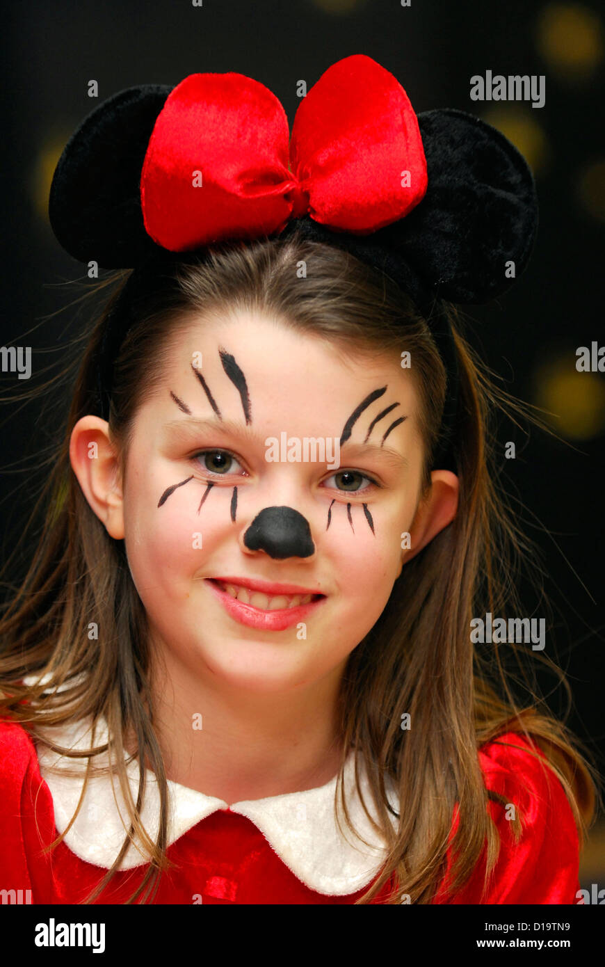 Niña de 10 años vestida como Minnie Mouse para la escuela obra de navidad,  rowledge, Farnham, Surrey, Reino Unido Fotografía de stock - Alamy