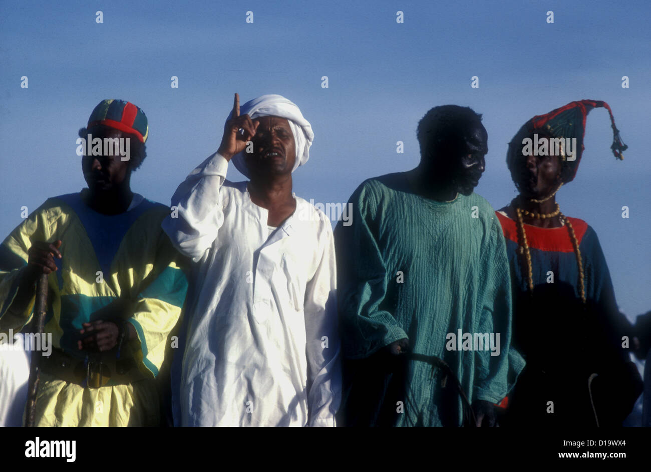 Bailarines Dervich o Sufi en Omdurman Sudán, 1980 Foto de stock