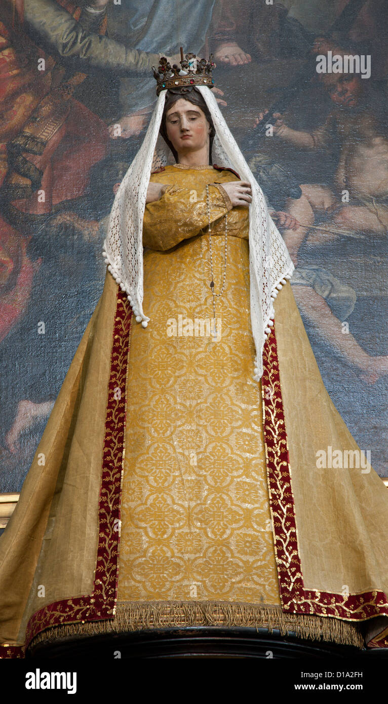 Bruselas, 21 de junio: Estatua de la Virgen María en la costura de prendas de altar lateral en st. La iglesia de San Nicolas Foto de stock