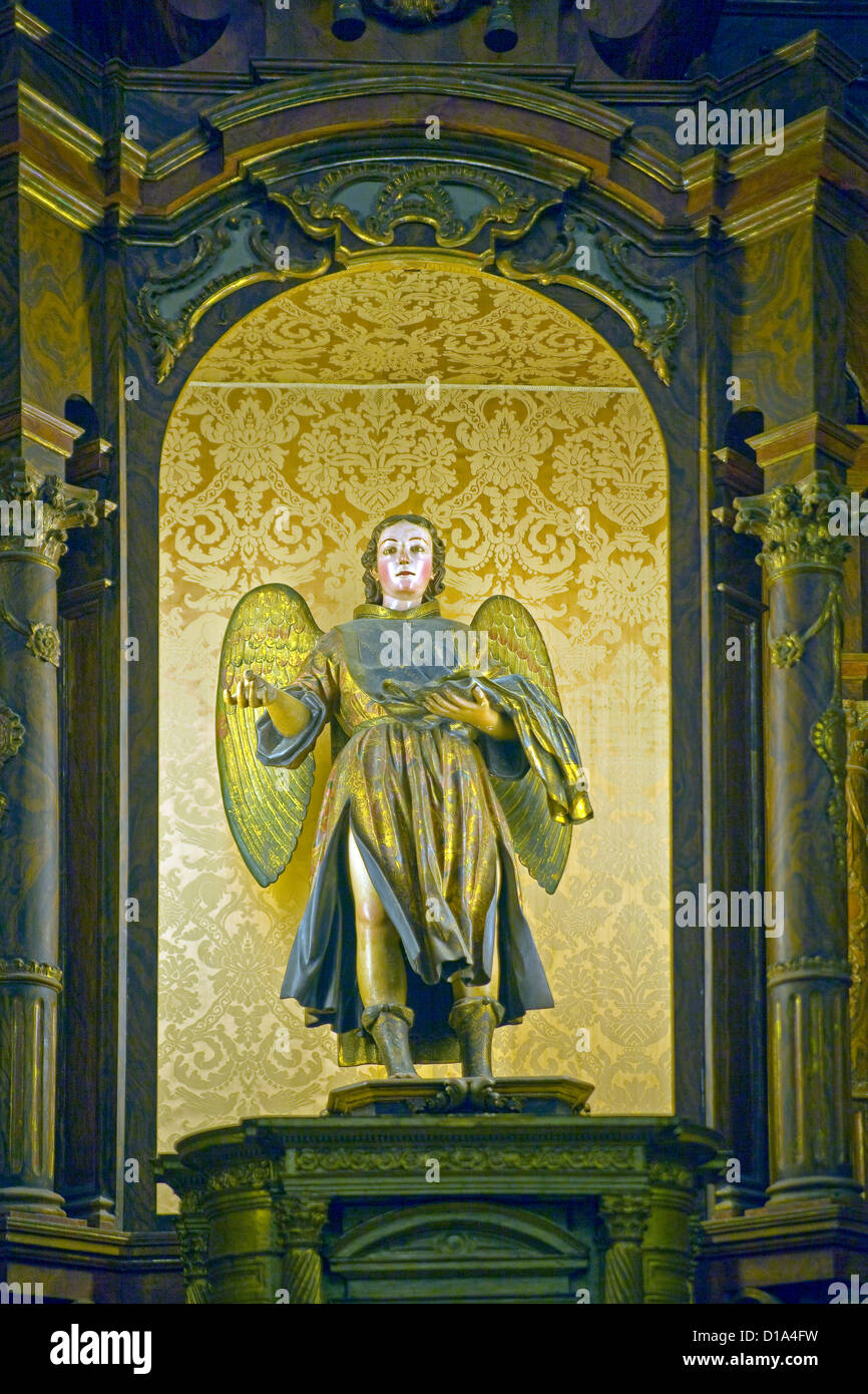 Estatua de San Rafael en la Catedral de la Encarnación en Málaga, Andalucía, España. Foto de stock