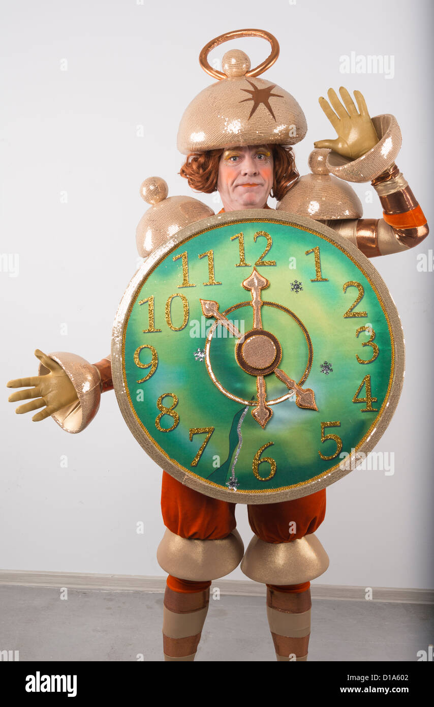 Actor de teatro carnaval disfraces persona planteando un reloj de alarma de  hombre Fotografía de stock - Alamy