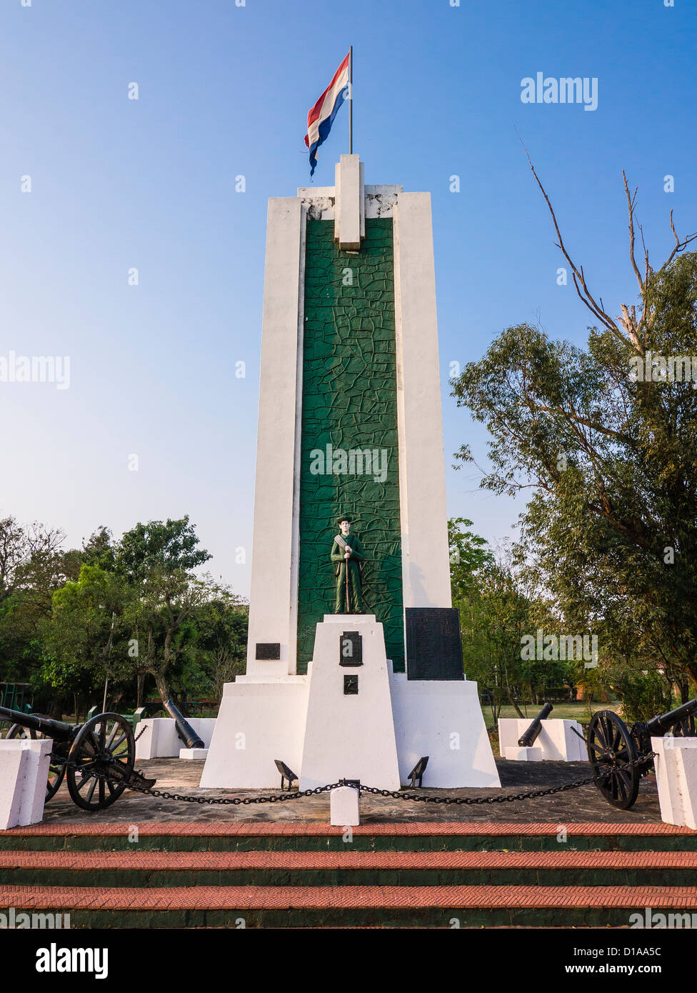 Un monumento a los Soldados que combatieron en el Paraguay las dos guerras mundiales, la guerra de la Triple Alianza y la Guerra del Chaco. Foto de stock