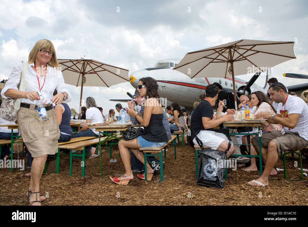 Berlín, Alemania, los visitantes de la feria de moda durante el almuerzo en el aeropuerto Tempelhof Foto de stock