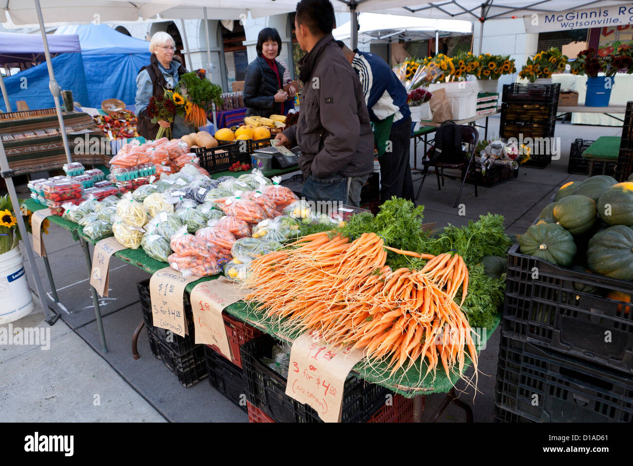 Productos orgánicos frescos en el mercado de los granjeros - San Francisco, California, EE.UU. Foto de stock