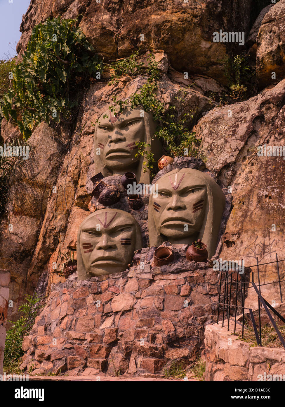 Tres Caras de Indios Monumento en Tobatí, Paraguay que ofrece tres