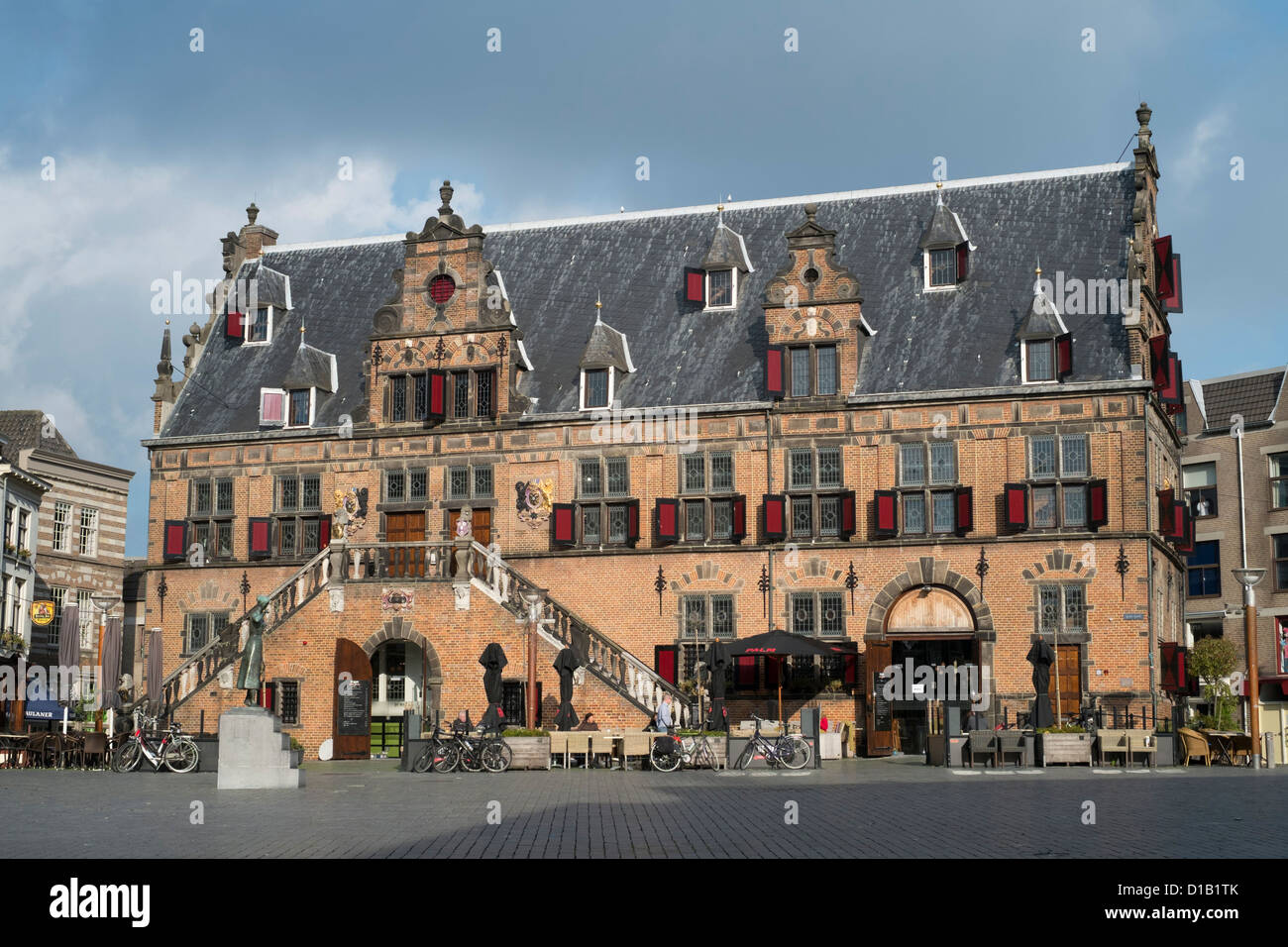 El ayuntamiento de la ciudad vieja en Nijmegen en los Países Bajos Foto de stock