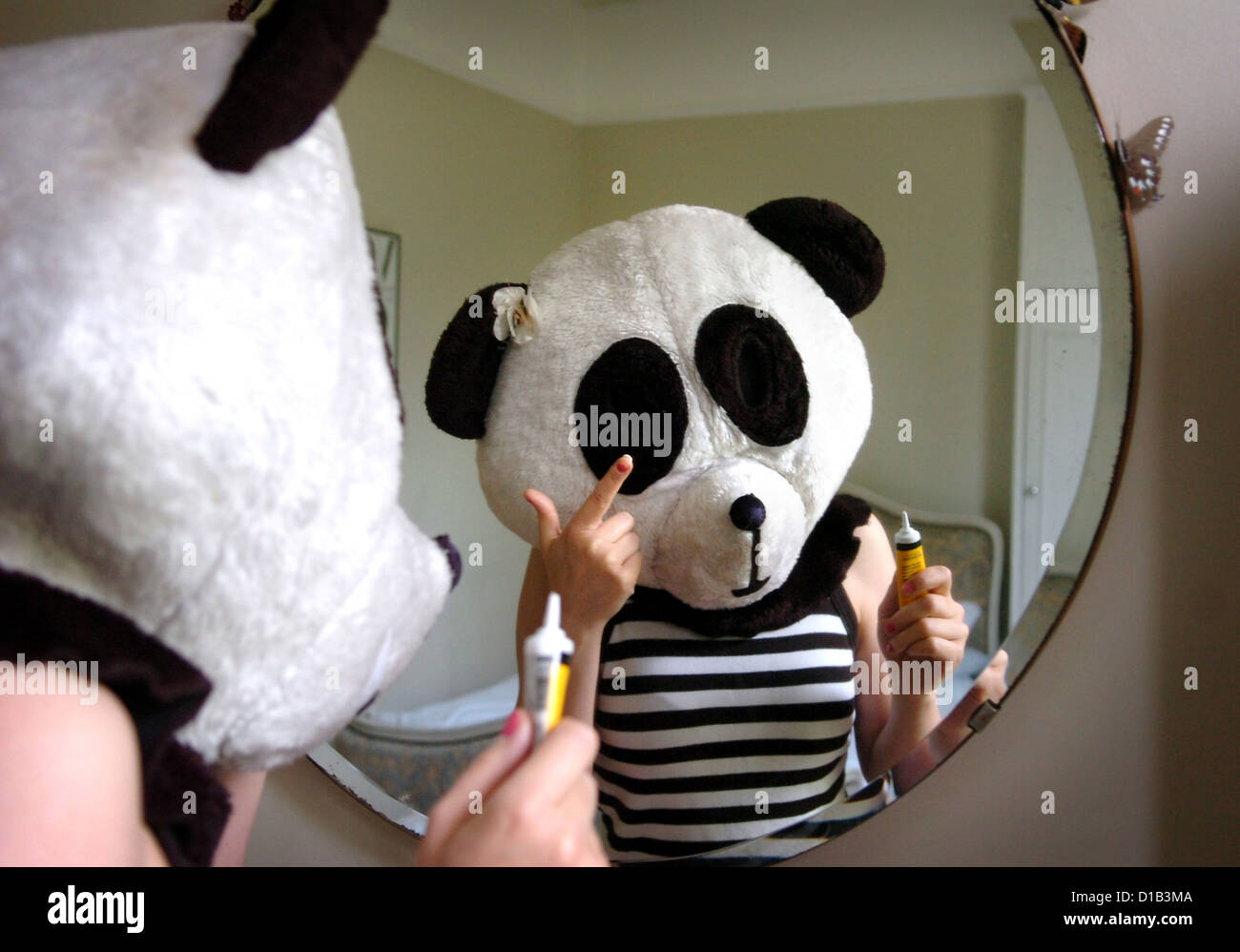 Oso con un dolor de cabeza - mujer vistiendo un Panda cabeza crema de  contorno de ojos se aplica a aquellas pesadas ojeras debajo de sus ojos por  la mañana temprano Fotografía