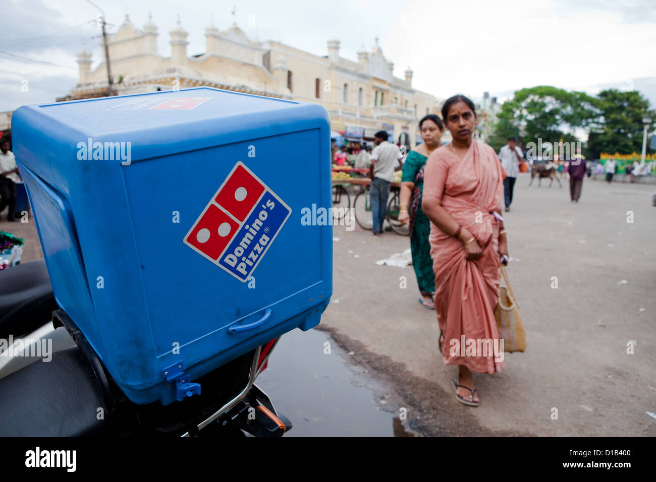 El mundo moderno se reúne cada día de la vida tradicional en el mercado de Mysore Foto de stock
