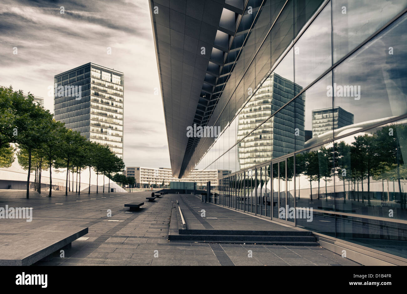 La arquitectura moderna, los reflejos en las ventanas del Centro de Congresos y la Place de l'Europe, Kirchberg, Luxemburgo, Europa Foto de stock