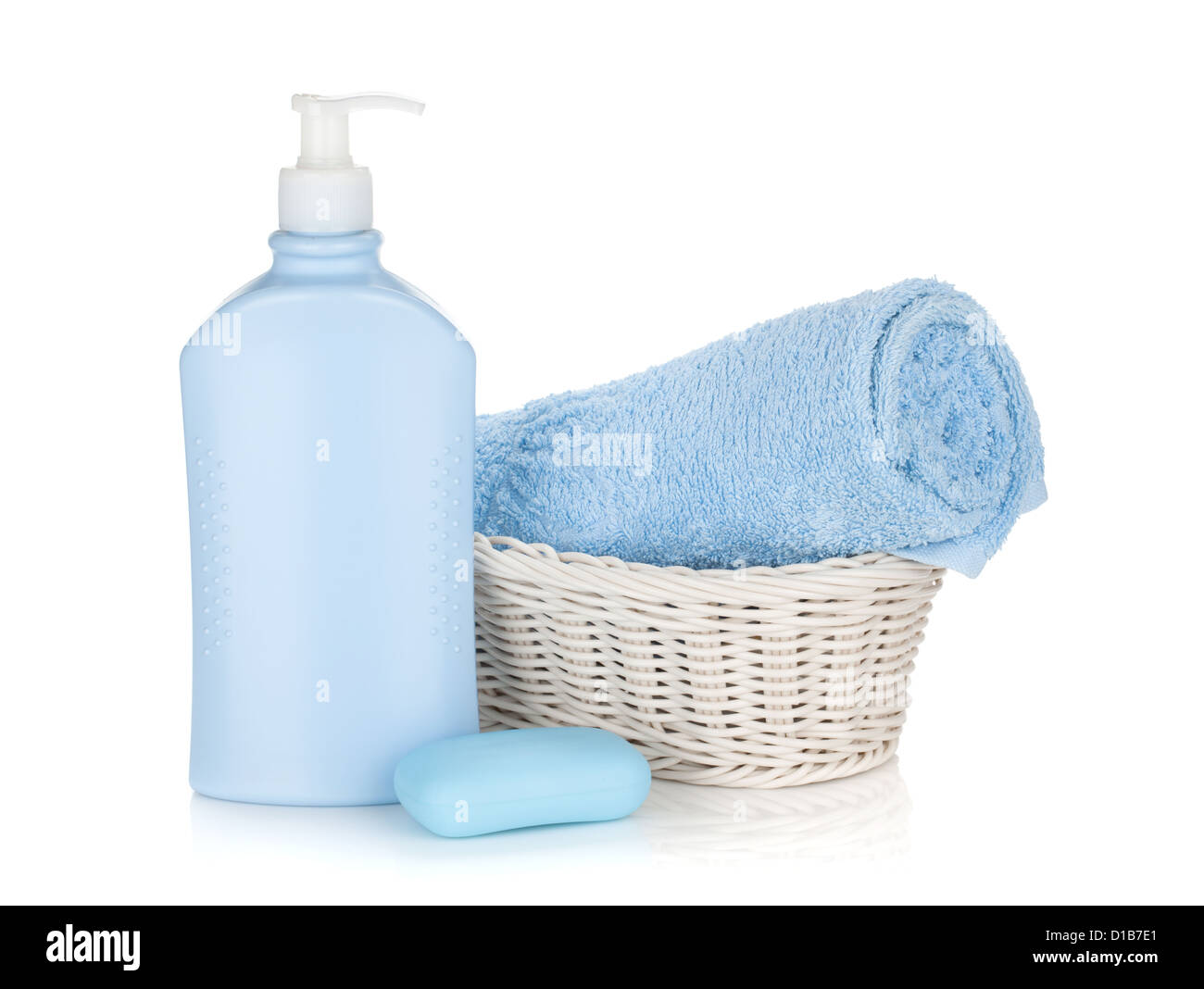 Шампунь полотенце. Средства гигиены на белом фоне. Шампунь и полотенце. Мыло и полотенце. Гигиенические товары для ванной.