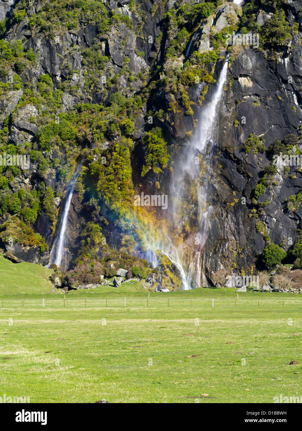 Vista de la horqueta falls, Harris Mountains, a lo largo del río matukituki, cerca del monte parque nacional y aspirantes a Wanaka, Nueva Zelanda Foto de stock