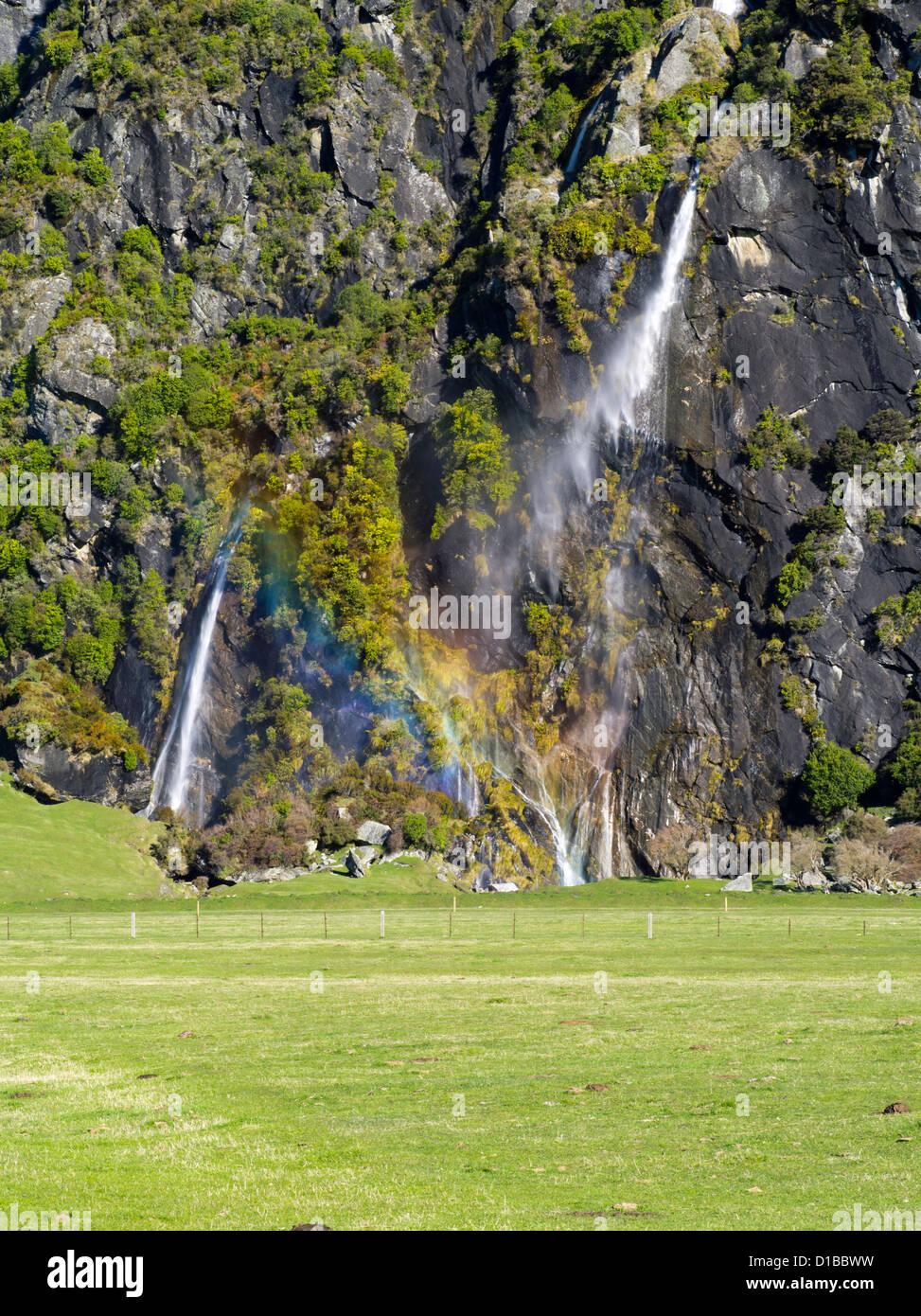 Vista de la horqueta falls, Harris Mountains, a lo largo del río matukituki, cerca del monte parque nacional y aspirantes a Wanaka, Nueva Zelanda Foto de stock