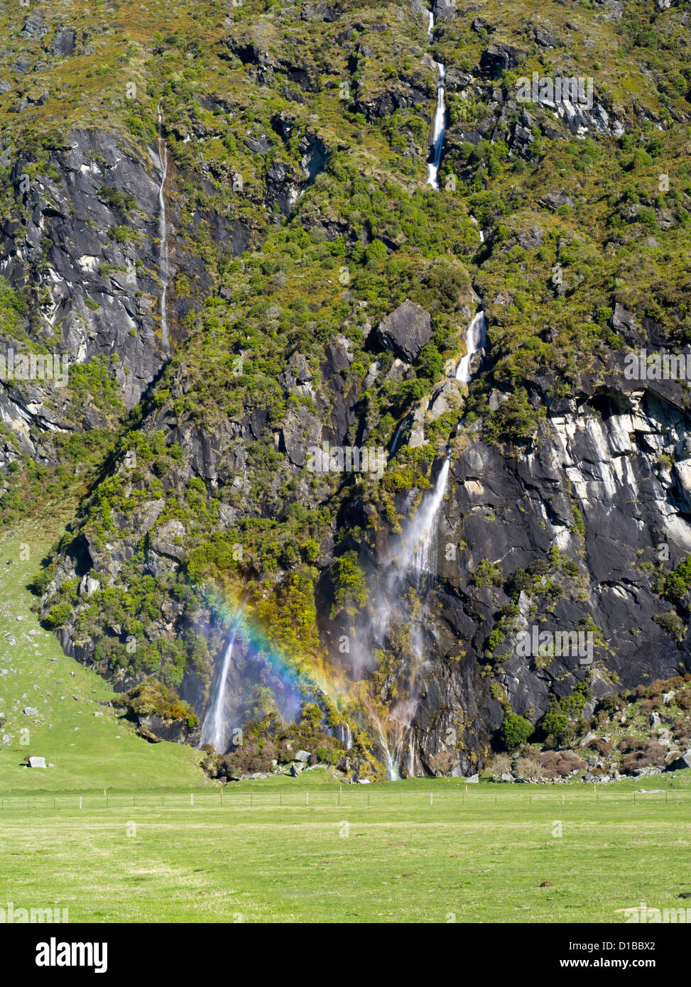 Vista de la horqueta falls, Harris Mountains, a lo largo del río matukituki, cerca del monte parque nacional y aspirantes a Wanaka, Nueva Zelanda Foto de stock