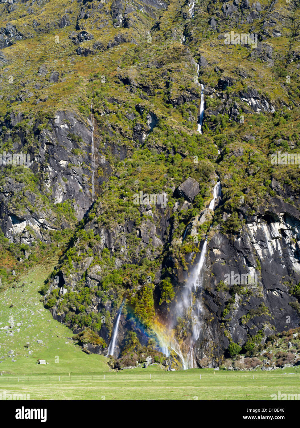 Vista de la horqueta falls, Harris Mountains, a lo largo del río matukituki, cerca del monte parque nacional y aspirantes a Wanaka, Nueva Zelanda Foto de stock
