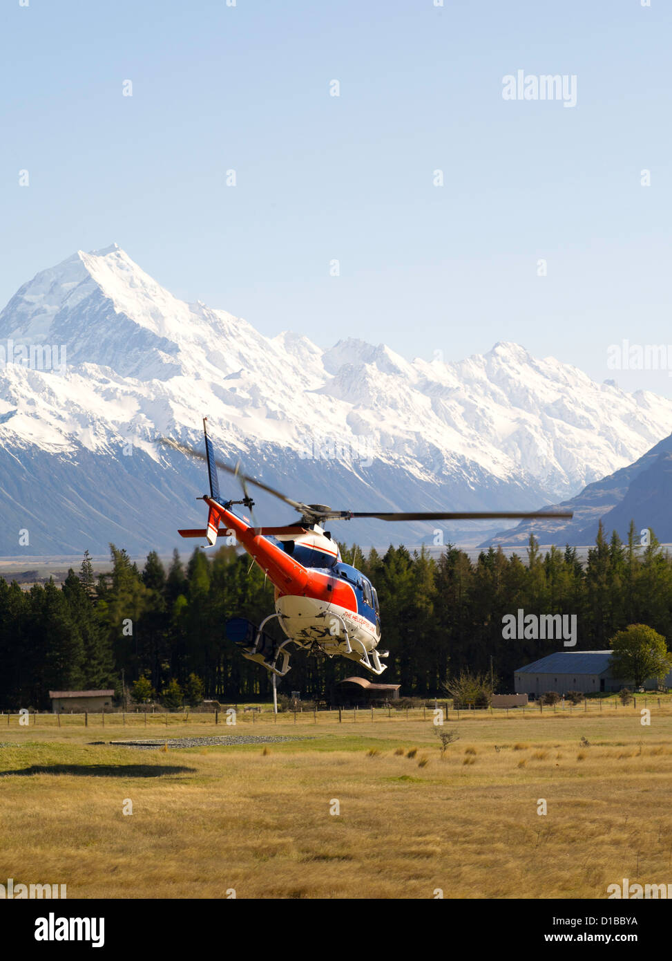 Un helicoper, la línea de helicópteros, se prepara para salir Glentanner Park para un viaje a desde Aoraki/Mt. Cook, Nueva Zelanda Foto de stock