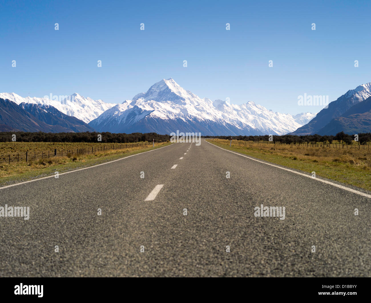 Bajo el ángulo de vista desde Aoraki/Mt Cook en la autopista 80, Nueva Zelanda Foto de stock