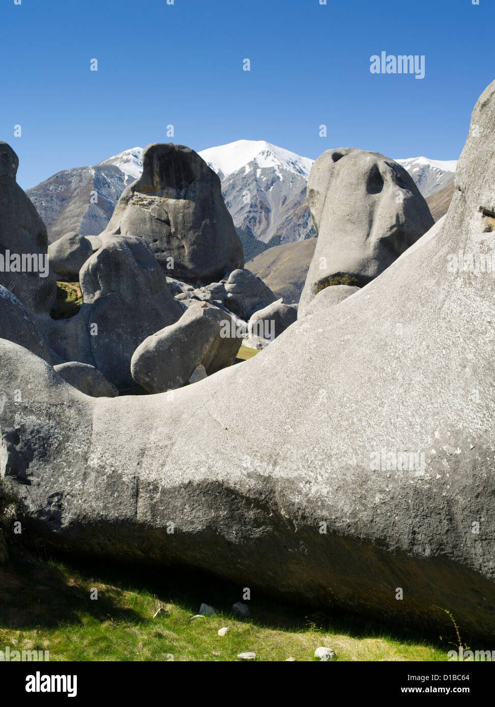 Vista de la Colina del Castillo de cantos rodados de piedra caliza, entre Arthur's y Darfield pasa, Nueva Zelanda. Kura Tawhiti zona de conservación. Foto de stock