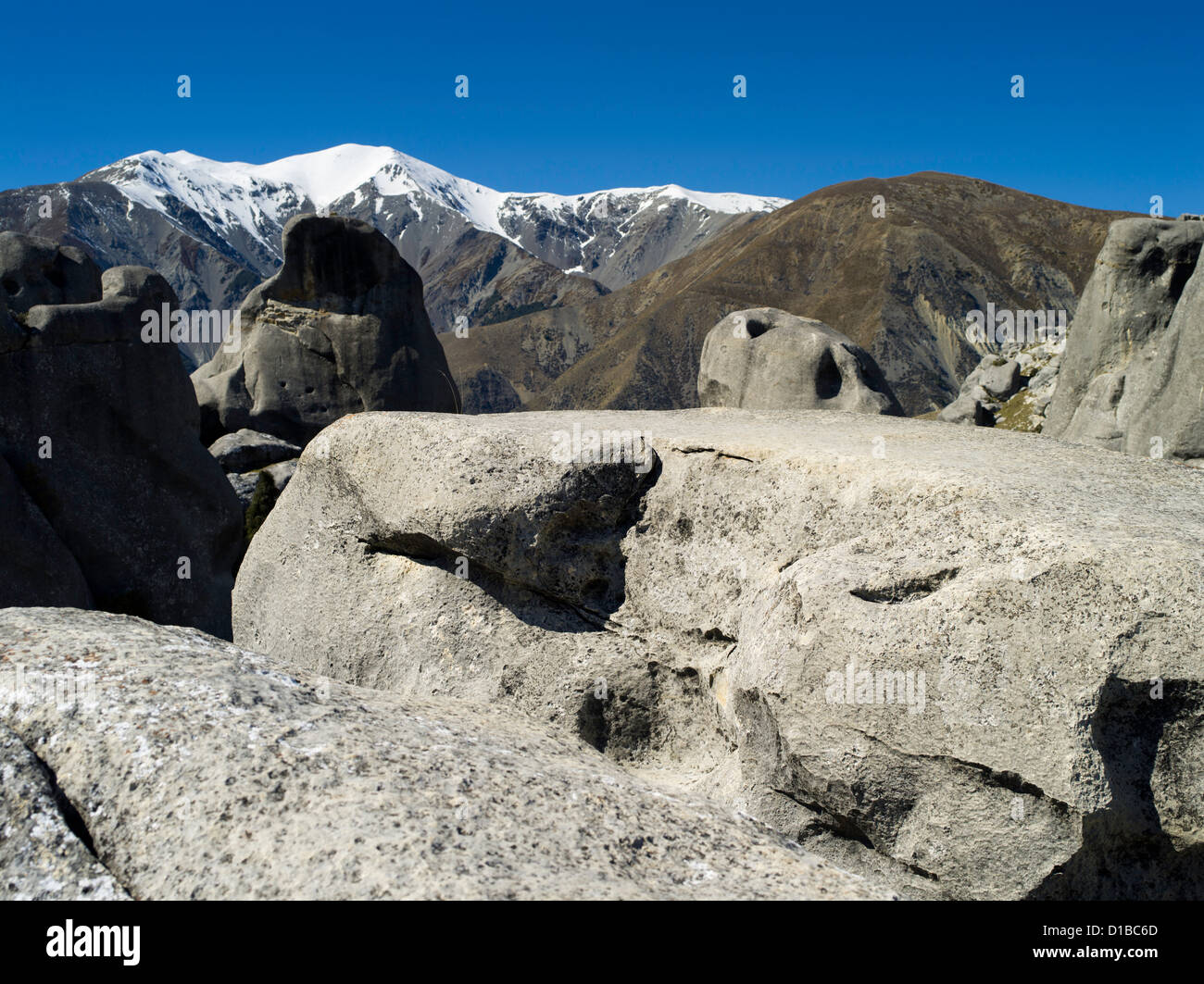 Vista de la Colina del Castillo de cantos rodados de piedra caliza, entre Arthur's y Darfield pasa, Nueva Zelanda. Kura Tawhiti zona de conservación. Foto de stock