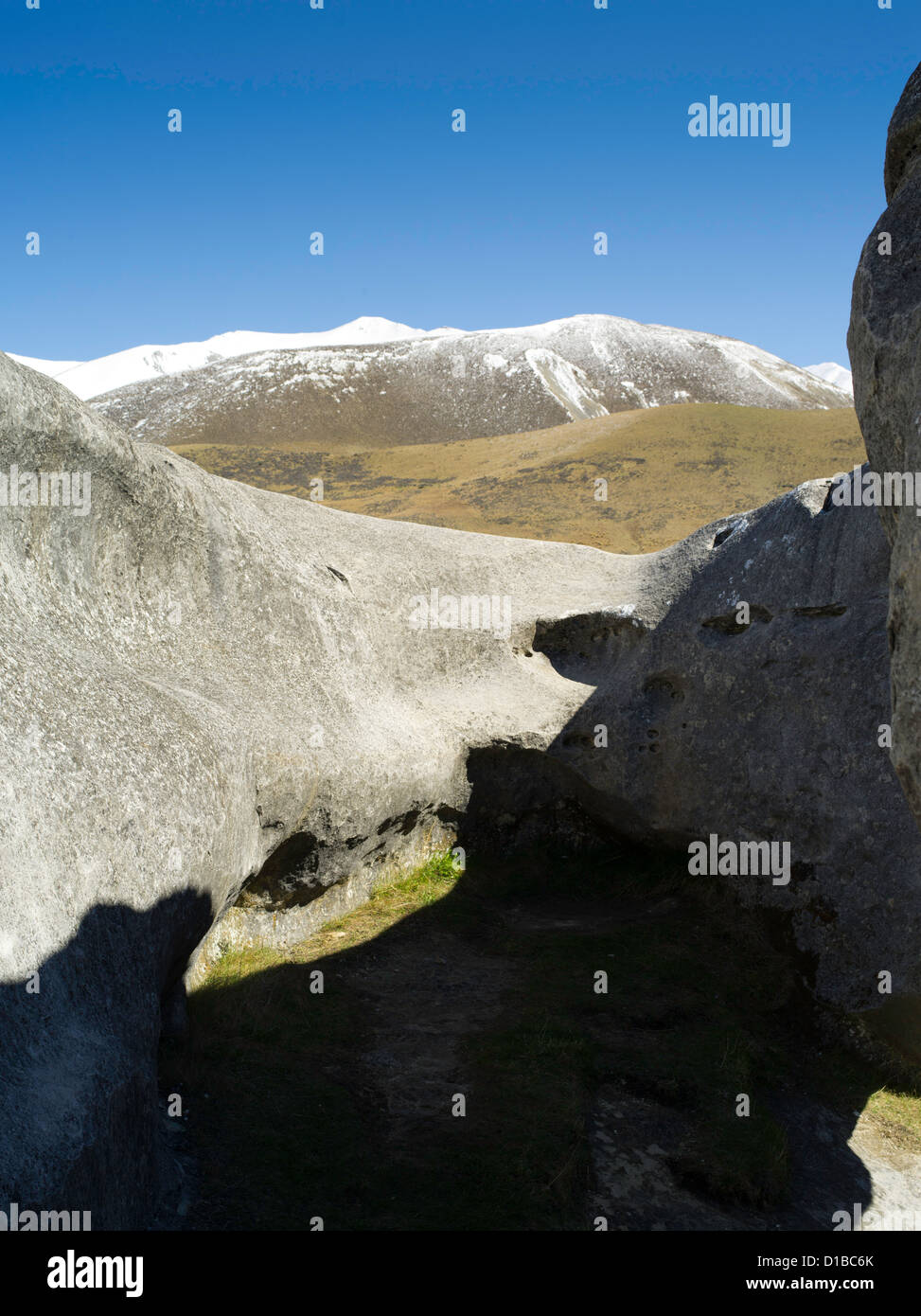 Vista de la Colina del Castillo de cantos rodados de piedra caliza, entre Arthur's y Darfield pasa, Nueva Zelanda. Kura Tawhiti zona de conservación. Foto de stock