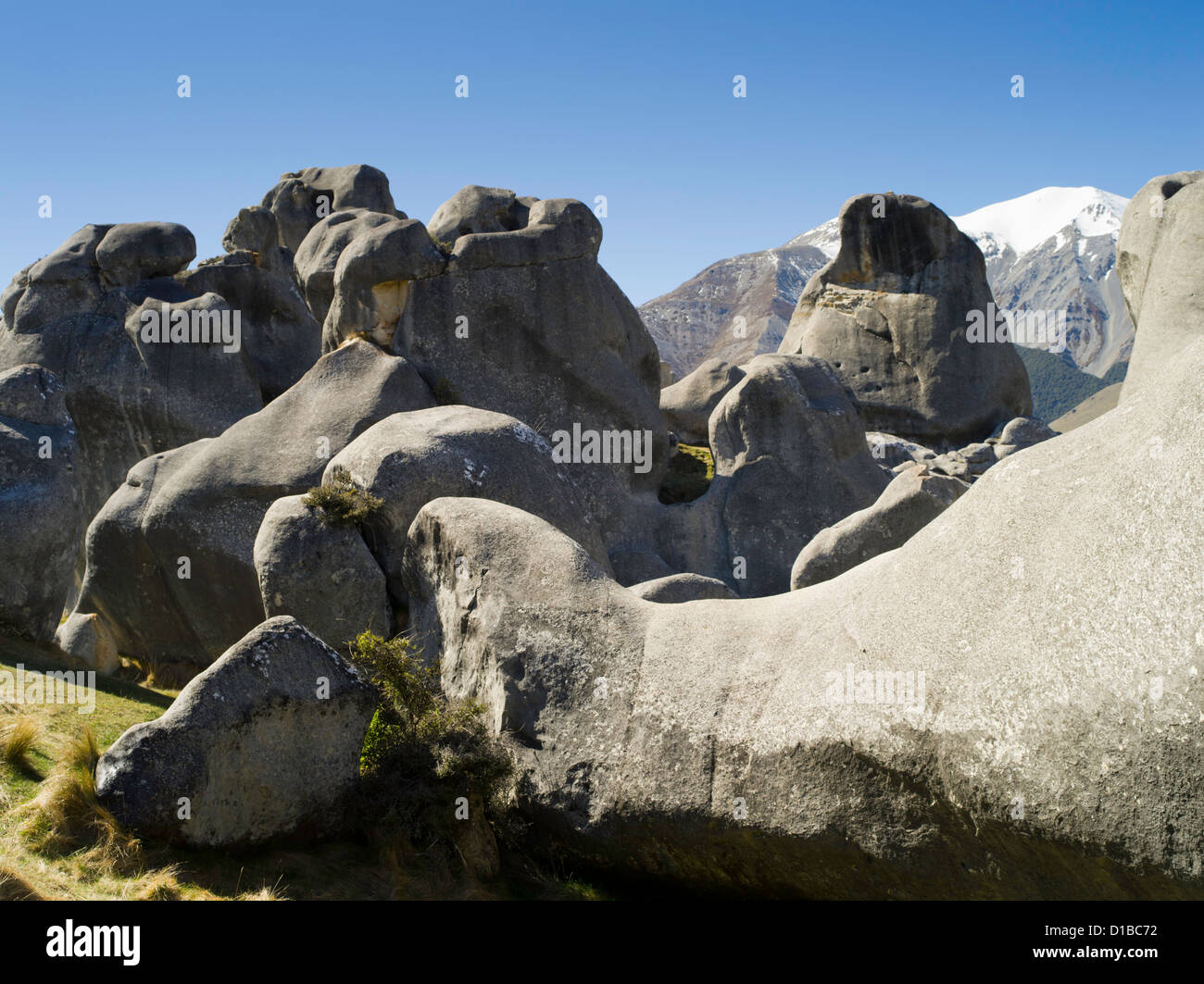 Vista de la Colina del Castillo de cantos rodados de piedra caliza, entre Arthur's y Darfield pasa, Nueva Zelanda. Kura Tawhiti zona de conservación. Foto de stock