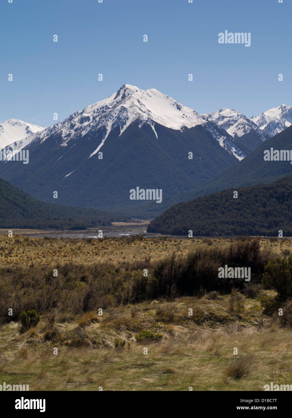 Montaña domo, junto al río waimakariri, Arthur's Pass National Park, Nueva Zelanda Foto de stock