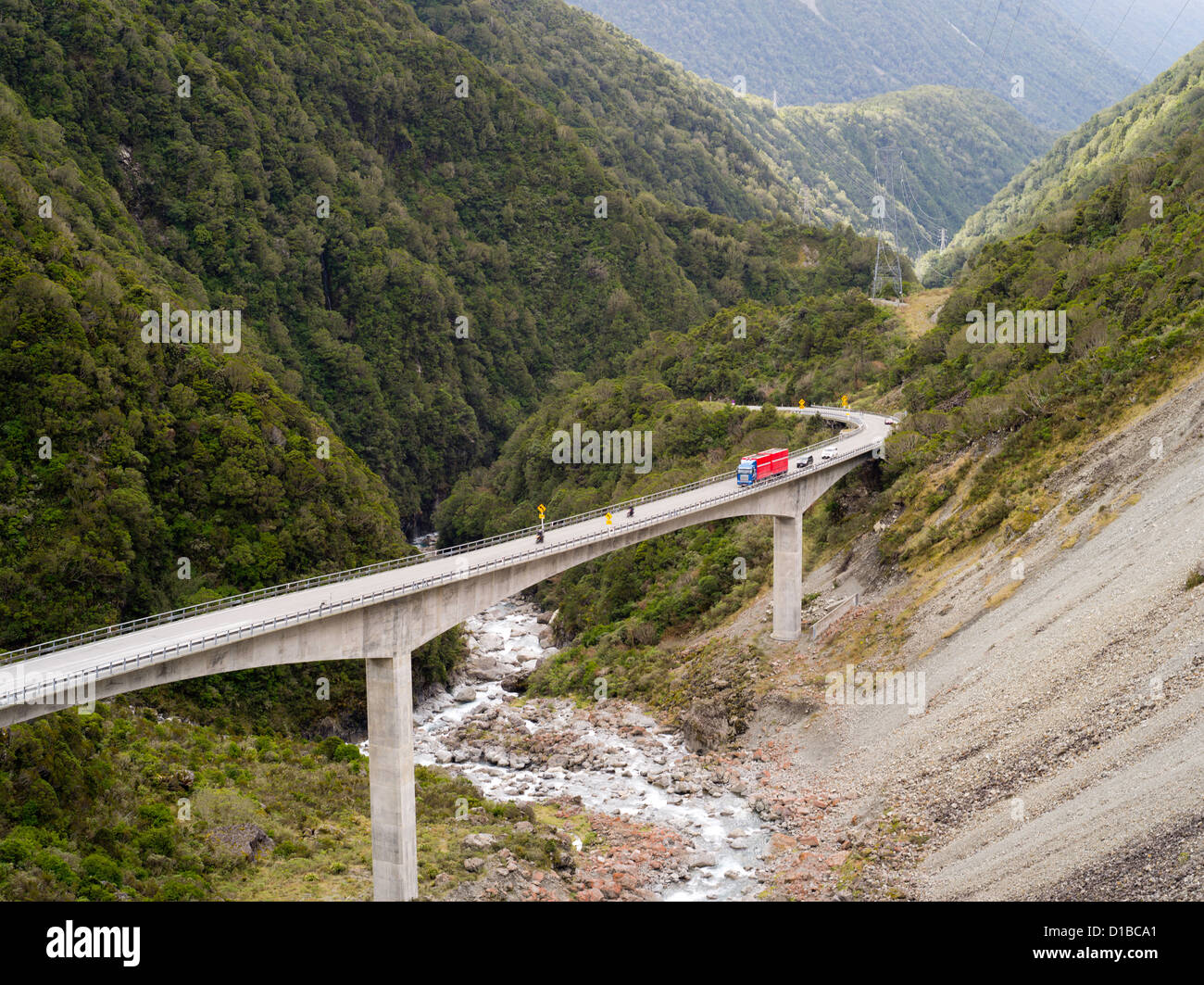 La autopista 73 Puente en Arthur's Pass, construida a causa de todas las avalanchas sobre la carretera anterior; Nueva Zelandia Foto de stock