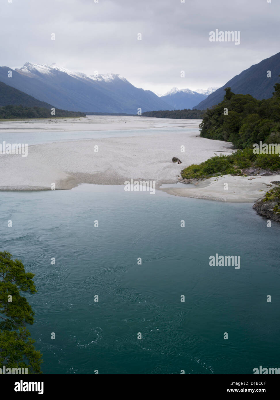 Mirando río arriba por el río arawhata hacia el rango de haast, monte aspirantes national park, cerca de arawhata, nueva zelanda, día gris Foto de stock