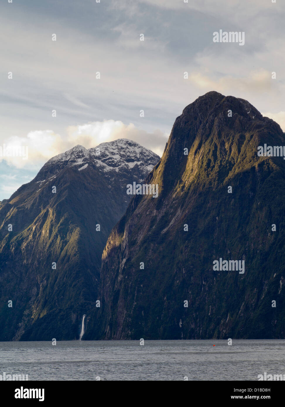 Puesta de sol desciende sobre Cataratas Stirling, Milford Sound/Piopiotahi, Parque Nacional de Fiordland, Nueva Zelanda Foto de stock