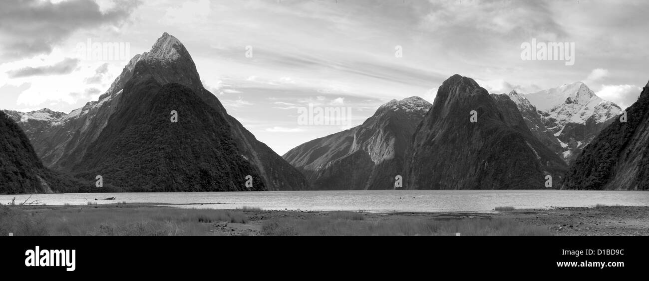Black & White vista panorámica de Milford Sound (Piopiotahi), Cataratas Stirling y el Monte Pembroke, el Parque Nacional Fiordland, nuevo celo Foto de stock