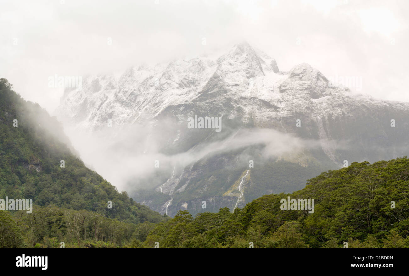 Una vista panorámica del monte Sheerdown en un día nublado, tomado del Lodge, MILFORD SOUND Milford Sound (Piopiotahi), Fiordland Na Foto de stock