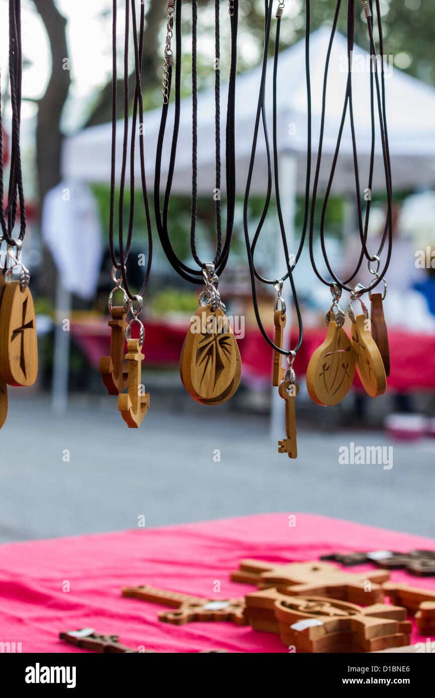Joyas de madera artesanales que cuelga en un stand en el mercado de  proveedores Fotografía de stock - Alamy