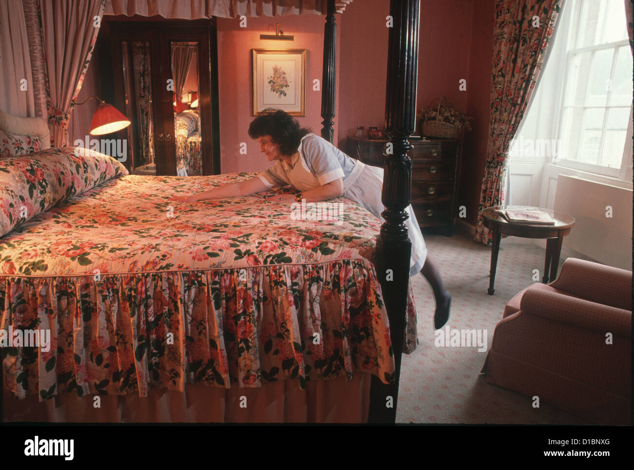 bordillo Roble Miedo a morir Limpieza de la cámara hacer la cama en inglés Country House hotel  Fotografía de stock - Alamy