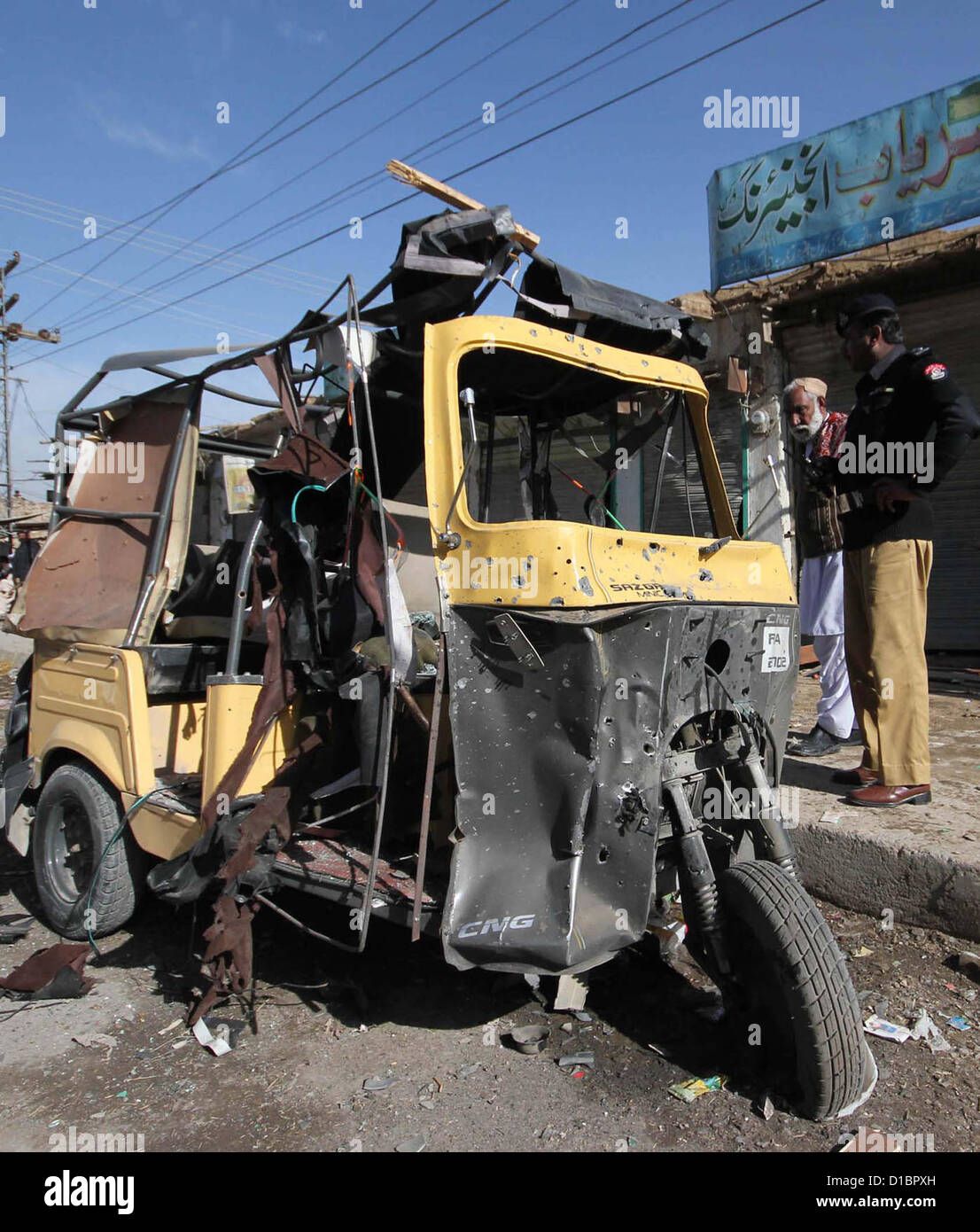 Vista de auto-rickshaws destruidos tras la explosión de una bomba en la carretera Saryab en Quetta el viernes, 14 de diciembre de 2012. Ocho personas heridas incluyendo un oficial de las fuerzas de seguridad, 7Kilgrams bomba fue plantado en un ciclo y destino de tropas militares. Foto de stock